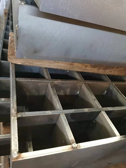 廣東省插接鋼格柵板?和麻花鋼格柵板的區(qū)別